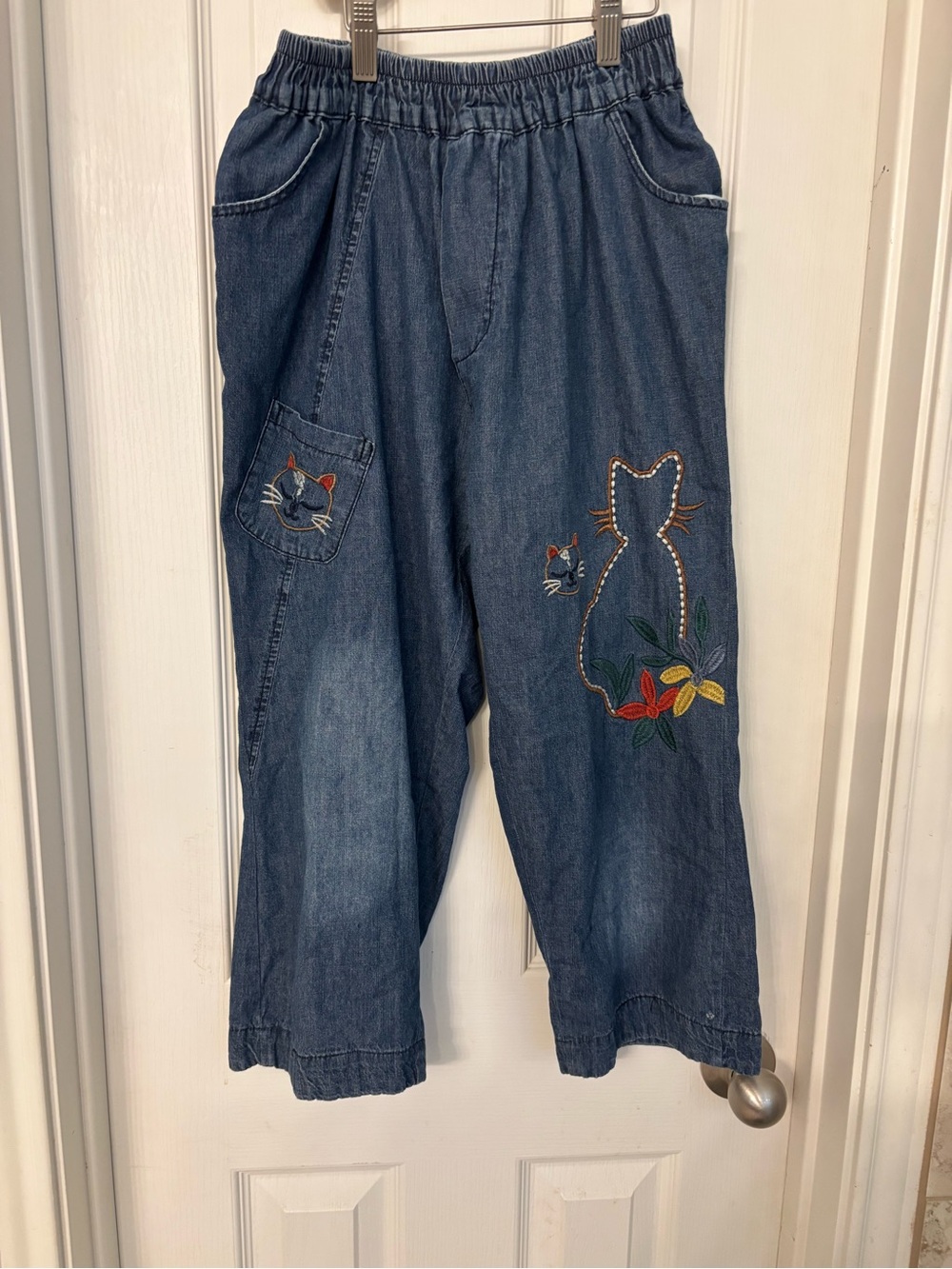 Source Unknown Blue Denim Ankle-Length Jeans with Cat Embroidery